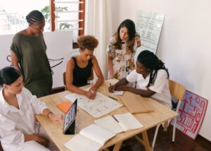 Equipe estudando os benefícios da automação de processos