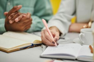 Pessoas estudando e vendo dicas para melhorar a gestão de processos