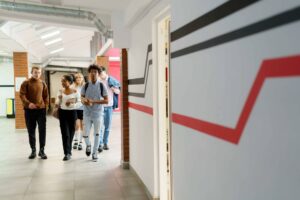 Pessoas estudando em uma escola com secretaria digital